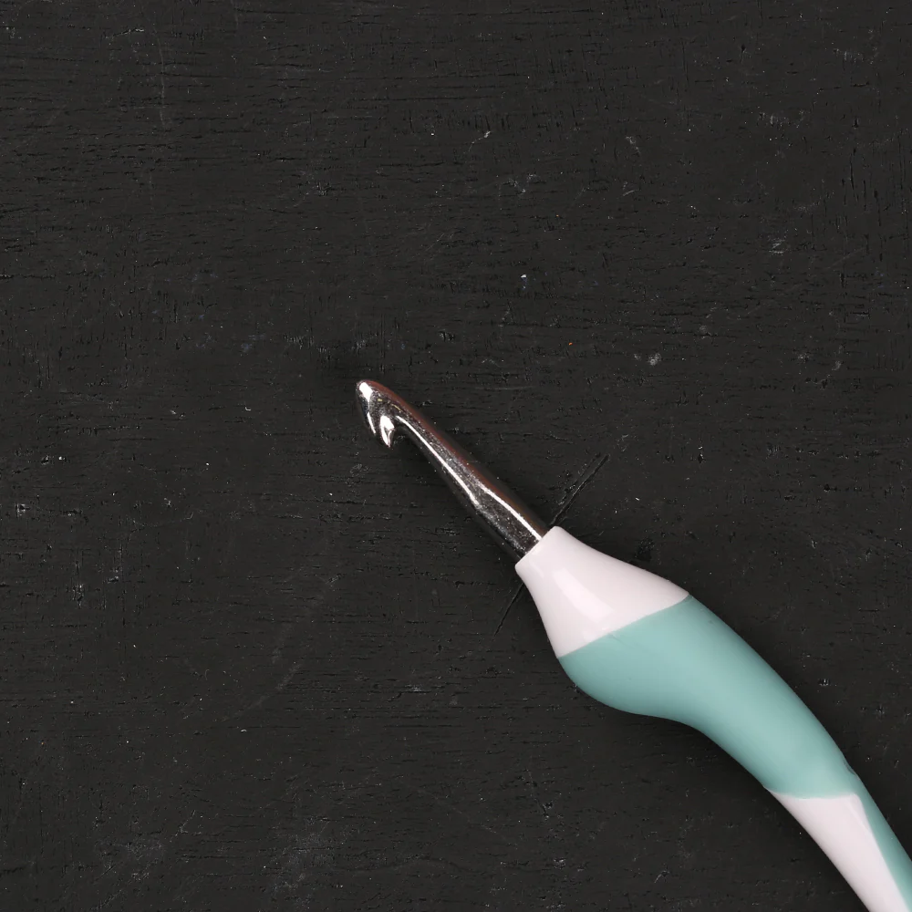 Addi Swing 5.5 mm 16 cm Ergonomic Crochet Hook, Turquoise - 140-7 - Image 3