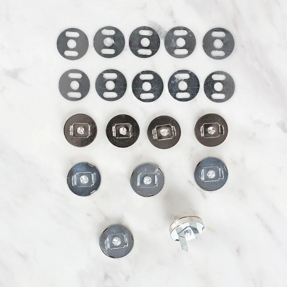 Loren Matte Silver Metal Magnetic Clip for Accessories in 5