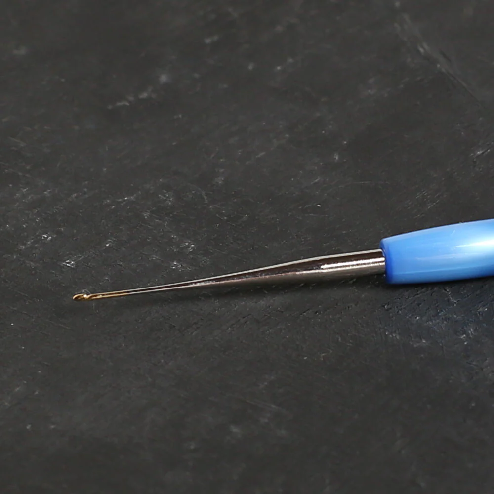 Tulip 0.60 mm No.20 Crochet Hook with Plastic Handle, Blue - T-9G - Image 2