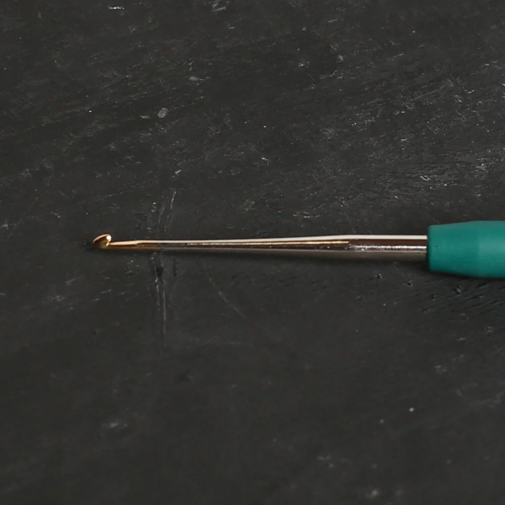Tulip No.10 1.10 mm Crochet Hook with Plastic Handle, Green - T-9GE - Image 2