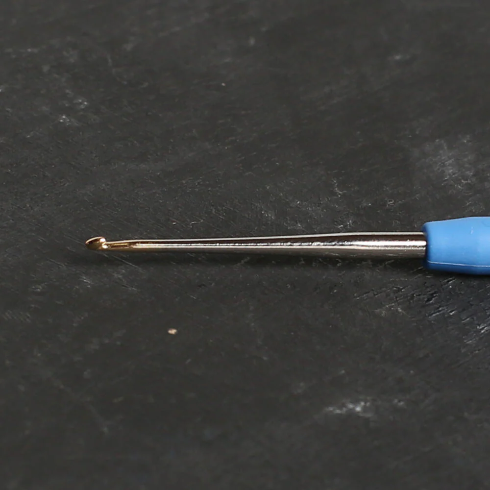 Tulip No.8 1.25 mm Crochet Hook with Plastic Handle, Blue - T-9GE - Image 2